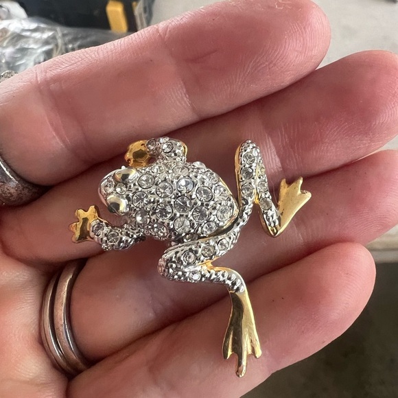 Sparkling Frog Brooch With Rotating Legs - Picture 3 of 4